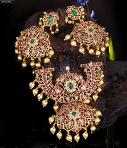 High Quality Kemp Pendant With Earrings, Ruby And Emerald Color