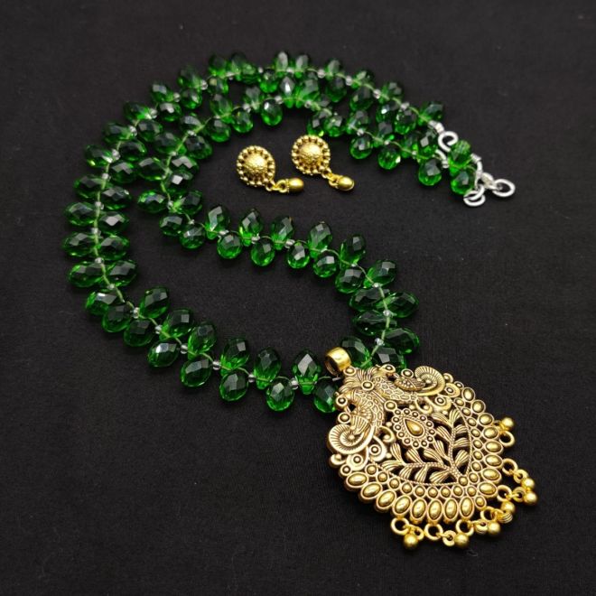 Buy Ishhaara Gold-Plated Kundan Necklace & Earings Set | Green Color Women  | AJIO LUXE