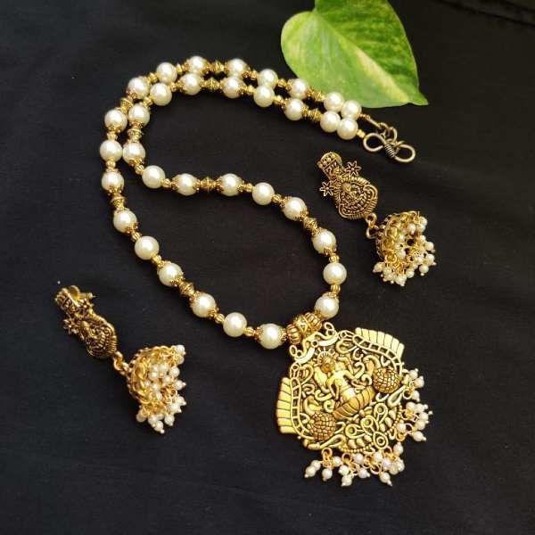 lakshmi pendant with pearls